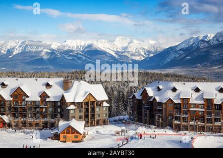 Golden, British Columbia, Canada - 3 febbraio 2020: Splendida vista panoramica dello Chalet in fondo alla stazione sciistica di Kicking Horse durante un sole Foto Stock