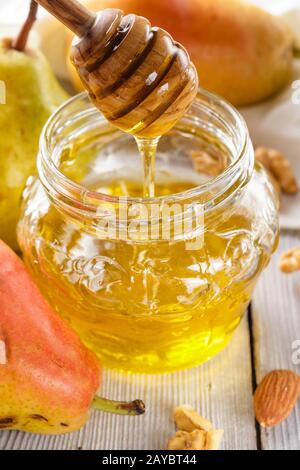 Il miele, pere, noci e mandorle Foto Stock