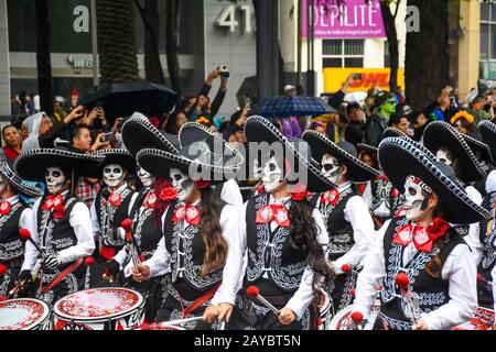 Città del Messico, Messico - 2 novembre 2019 Marching Band nel giorno della parata morta in Città del Messico Foto Stock