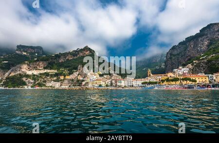 Vista panoramica di Amalfi, piccola cittadina sulla costa di Amalfi in Campania, Italia Foto Stock