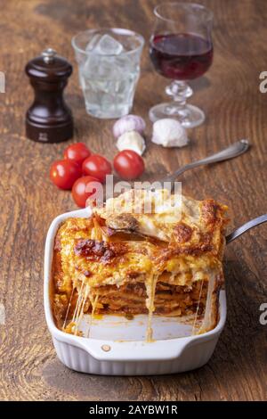 Panoramica di una lasagna cotta su legno Foto Stock