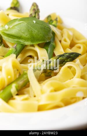 Tagliatelle con asparagi Foto Stock