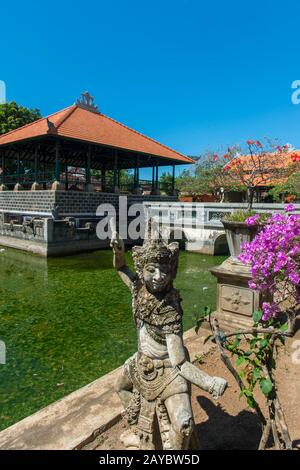 Vista del padiglione galleggiante Gili, circondato da un fossato pieno di loto, parte del Palazzo reale di Karangasem nella città di Amlapura, Bali est, Indones Foto Stock