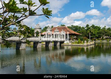 Un padiglione in uno stagno al Ujung Water Palace (Taman Ujung), conosciuto anche come Sukasada Park, Bali, Indonesia. Foto Stock