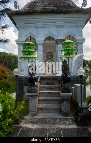 Ingresso al ponte di pietra che conduce al Gili Bale, l'edificio principale del Palazzo Dell'Acqua di Ujung (Taman Ujung), conosciuto anche come Parco Sukasada, Bali Foto Stock