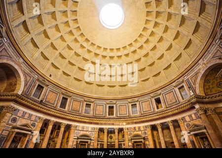 Ampia vista sotto la famosa cupola del Pantheon. Roma, Italia. Foto Stock