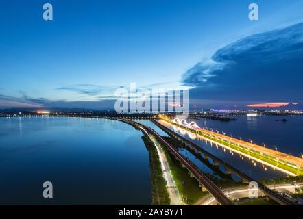 sentieri leggeri su ferrovia e ponte stradale Foto Stock