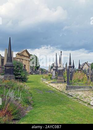 le lapidi in stile gotico del xix secolo circondate da fiori selvatici nell'ex cimitero degli ascoltatori di halifax ora un parco pubblico Foto Stock