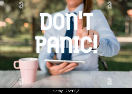 Segno di testo che mostra Don T Panic. La foto concettuale improvvisamente si sente così preoccupato o spaventato che non si può comportarsi Female business p Foto Stock