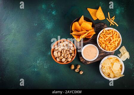 Spuntini di birra sul tavolo di legno Foto Stock