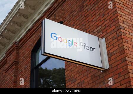 RALEIGH,NC/USA - 09-04-2019: Uffici Google Fiber a Raleigh, NC, che si concentra sull'installazione di cavi in fibra ottica per l'alta velocità Foto Stock