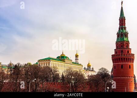 Vista alle mura rosse di Cremlins con la Torre Vodovzvodnaya e la Cattedrale dell'Annunciazione, Mosca Foto Stock