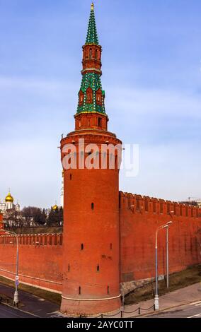 Vista verticale alla Torre Vodovzvodnaya del Cremlino e alle mura circostanti, Mosca Foto Stock