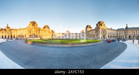 Museo del Louvre con punto di riferimento ingresso - piramide Foto Stock