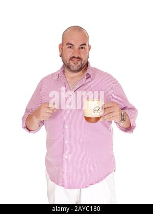 Uomo in piedi con una tazza di caffè Foto Stock