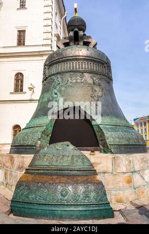 Campana dello zar rotto all'interno del Cremlino, la più grande campana del mondo, Mosca, Russia Foto Stock