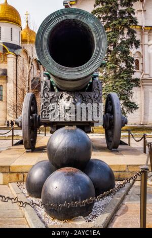 Enorme canon, Tsar Pushka, con pila di palloni di cannone davanti, Cremlino, Mosca Foto Stock