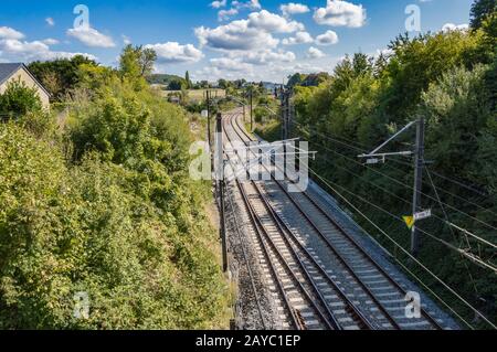 Linea ferroviaria nella città di Virton Foto Stock