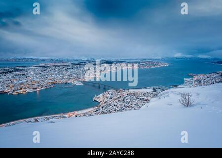 Veduta aerea della città di Tromso in inverno Foto Stock