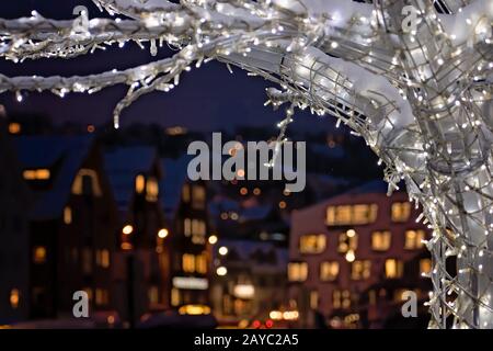 Albero invernale con luci e decorazioni Foto Stock