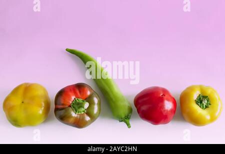 Cinque i peperoni su un sfondo rosa. Foto Stock