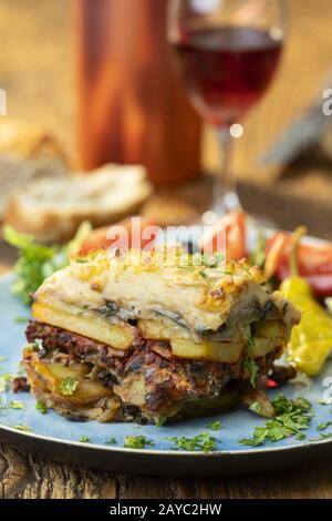 Insalata greca con moussaka su legno Foto Stock