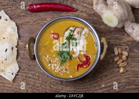 Zuppa indiana Mulligatawny in una ciotola di ottone Foto Stock