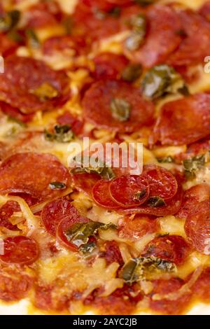 Primo piano di una pizza al salame Foto Stock