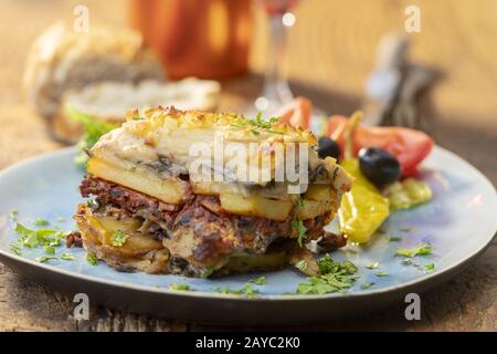 Insalata greca con moussaka su legno Foto Stock