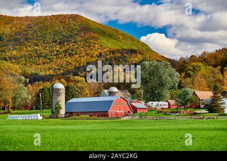 Fattoria con fienile rosso e silos in Vermont Foto Stock