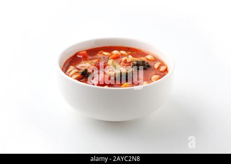 minestrone verdure zuppa di pomodoro con pasta al primo piano isolato su sfondo bianco Foto Stock