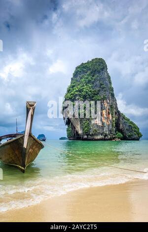 Barca a coda lunga sulla spiaggia di Phra Nang, Krabi, Thailandia Foto Stock