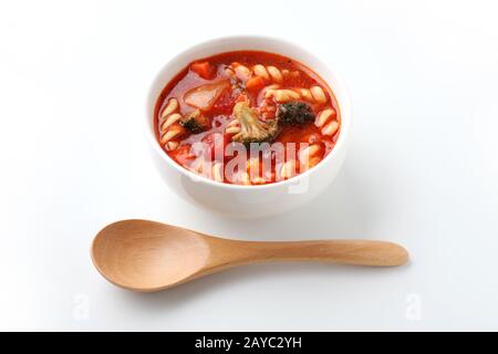 minestrone verdure zuppa di pomodoro con pasta al primo piano isolato su sfondo bianco Foto Stock