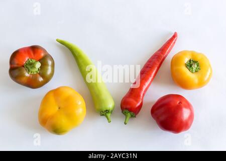 Sei i peperoni su uno sfondo luminoso. Foto Stock