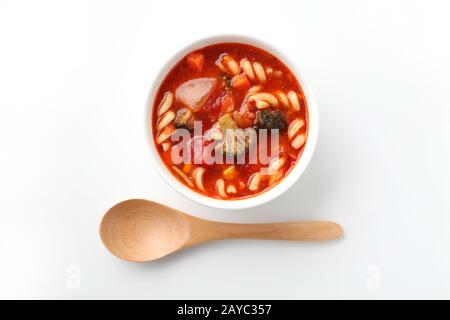 minestrone verdure zuppa di pomodoro con pasta al primo piano isolato su sfondo bianco Foto Stock