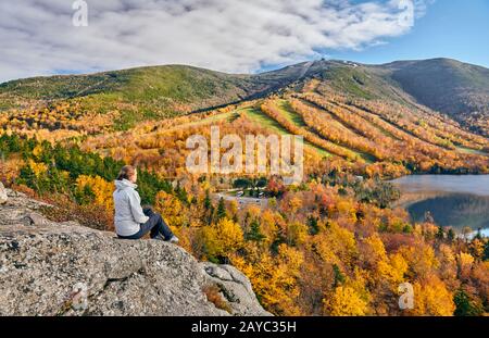 Donna escursionismo a artista Bluff in autunno Foto Stock