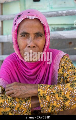 Ritratto di una donna nel piccolo villaggio di Moyo Labuon sull'isola di Moyo, al largo della costa dell'isola di Sumbawa, Indonesia. Foto Stock