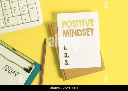 Nota di scrittura che mostra il mindset positivo. Foto di affari che mostra l'atteggiamento mentale in cui vi aspettate i risultati favorevoli pila di em Foto Stock