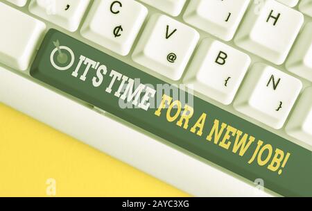 Scrittura manuale del testo in fase di scrittura di un nuovo lavoro. Concetto che significa avere posizione a pagamento impiego regolare tastiera White pc con Foto Stock