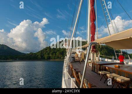 La nave MSV Katharina, una nave di 38 metri in legno pinisi (una tradizionale nave a vela indonesiana), all'isola di Satonda, che fu formata da eruzione vulcanica Foto Stock