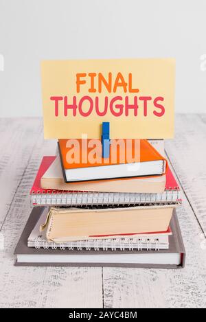 Scrittura concettuale della mano che mostra i pensieri finali. Testo di foto di affari la conclusione o ultime poche frasi all'interno della vostra conclusione Foto Stock