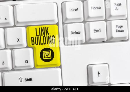 Scrittura a mano testo link Building. Concetto significato SEO termine Exchange link acquisire Hyperlink indicizzati tastiera PC bianco con vuoto Foto Stock