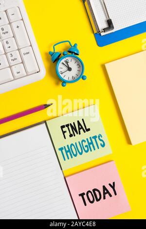 Scrittura concettuale della mano che mostra i pensieri finali. Testo di foto di affari la conclusione o ultime poche frasi all'interno della vostra conclusione Foto Stock