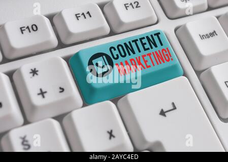 Nota di scrittura che mostra Content Marketing. La presentazione di foto aziendali implica la creazione e la condivisione di materiale online White pc keyb Foto Stock