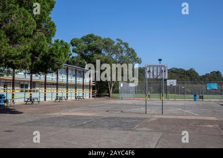 Scuola australiana con aule e campi da pallacanestro all'aperto, Sydney, nuovo Galles del Sud, Australia Foto Stock