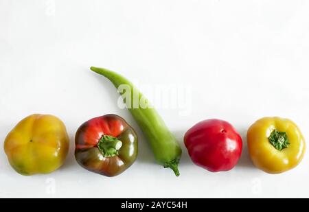 5 peperoni bulgaro su uno sfondo luminoso. Foto Stock