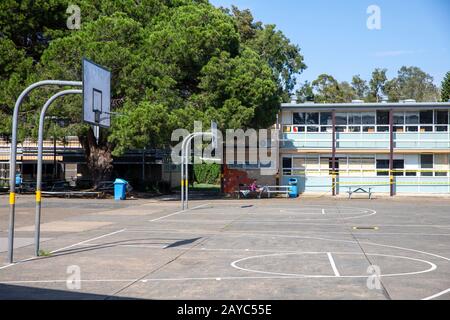 Scuola australiana con aule e campi da pallacanestro all'aperto, Sydney, nuovo Galles del Sud, Australia Foto Stock