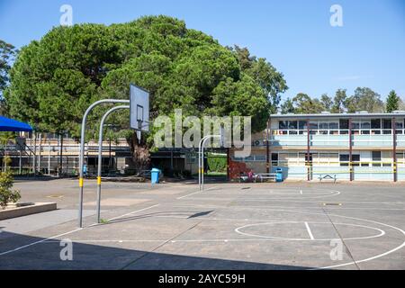 Scuola australiana con aule e campi da pallacanestro all'aperto, Sydney, nuovo Galles del Sud, Australia Foto Stock