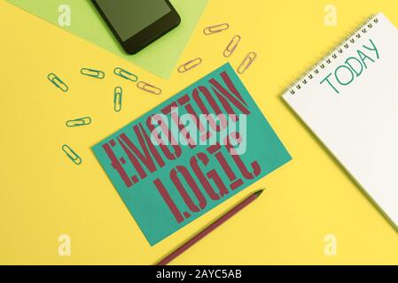 Scrittura di parole testo Emotion Logic. Concetto di business per cuore o cervello anima o intelligenza confusione equilibrio uguale vuoto spirale n Foto Stock