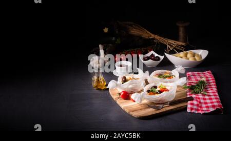 gnocchi al forno con pomodori zucchini e formaggio di pecora a dadini Foto Stock